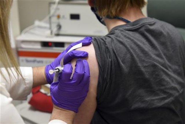 Istraživanje: Veæina graðana bi se vakcinisala protiv koronavirusa ako preporuèe lekari